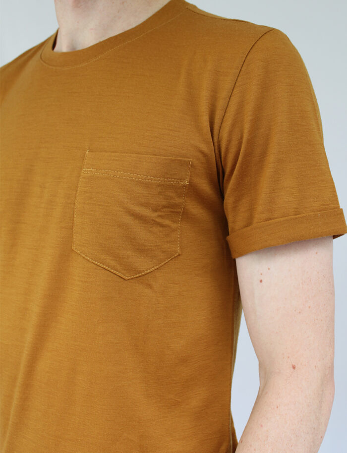 Pánske merino tričko s krátkym rukávom a vreckom horčicové